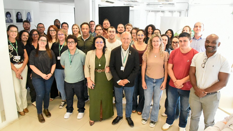 A imagem mostra um grupo numeroso reunido em ambiente interno, organizado para registro coletivo durante um encontro institucional.
