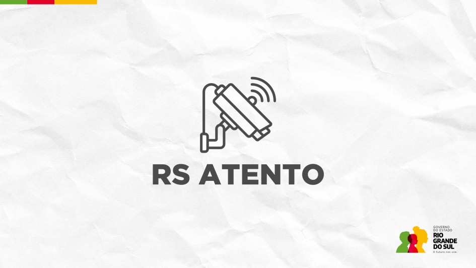 Fundo claro com textura que lembra papel amassado. No centro, h&aacute; um &iacute;cone de uma c&acirc;mera de vigil&acirc;ncia inclinada, com tr&ecirc;s linhas curvas ao lado indicando que est&aacute; transmitindo ou detectando movimento. Abaixo do &iacute;cone, est&aacute; escrito em letras grandes e escuras: &ldquo;RS ATENTO&rdquo;.

No canto inferior direito, aparece o logotipo do Governo do Estado do Rio Grande do Sul, com tr&ecirc;s silhuetas humanas sobrepostas nas cores verde, vermelho e amarelo, ao lado do texto institucional.