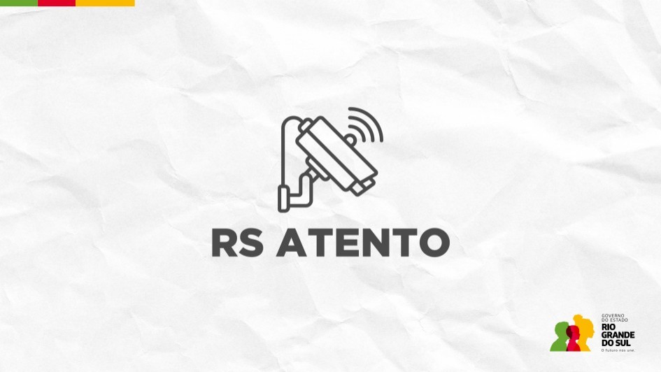 Fundo claro com textura que lembra papel amassado. No centro, h&aacute; um &iacute;cone de uma c&acirc;mera de vigil&acirc;ncia inclinada, com tr&ecirc;s linhas curvas ao lado indicando que est&aacute; transmitindo ou detectando movimento. Abaixo do &iacute;cone, est&aacute; escrito em letras grandes e escuras: &ldquo;RS ATENTO&rdquo;.
