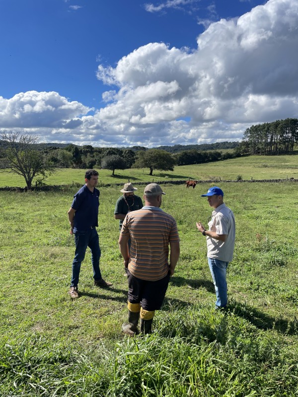 Foto de atividade técnica em propriedade rural