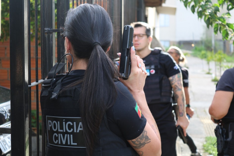 Policiais civis do Departamento de Proteção a Grupos Vulneráveis realizaram operação para combater violência doméstica no RS -Foto: Divulgação Polícia Civil