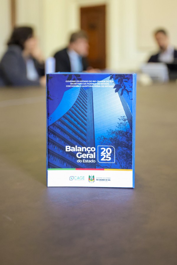 Foto mostra um exemplar do Balanço Geral do Estado, com uma foto do Caff em tons azuis.