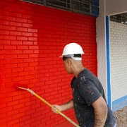 Pintura da fachada na EEEB Fernando Gomes, em Porto Alegre (Lisane Fraga dos Santos) abr26