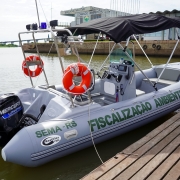 O novo bote infl&aacute;vel, com carreta acoplada e fundo r&iacute;gido, possui capacidade para sete ocupantes e motor de 110 HP