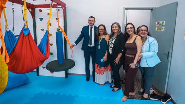 Foto mostra secret&aacute;ria Lisiane Fagundes e integrantes da PUCRS e do HPSP na nova sala.