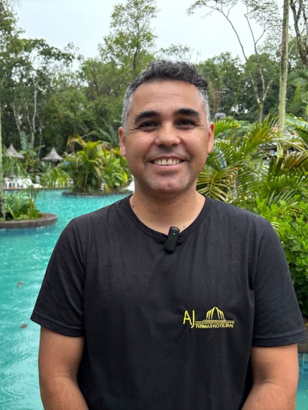 Jair Barros da Silva já sente a diferença com o asfalto e observa o aumento de turistas e do movimento em Iraí Foto Di