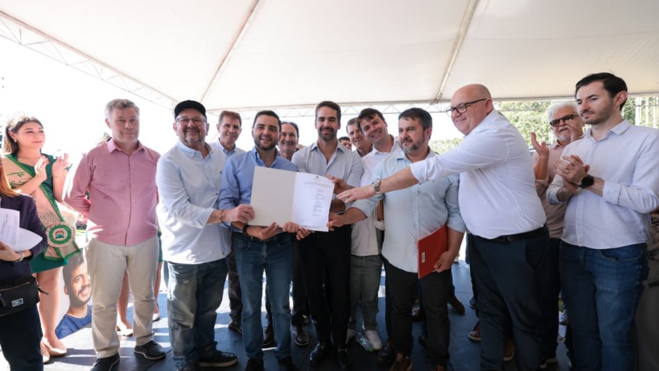Eduardo Leite e Gabriel Souza assinam ordem de in&iacute;cio para novo lote de obras do acesso municipal a Cerro Grande do Sul