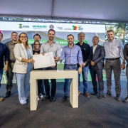 Foto mostra o governador Eduardo Leite e a prefeita segurando um documento. O vice-governador Gabriel Souza e outras autoridades acompanham o ato.