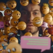 Rosto de motorista &eacute; quase todo coberto por e-motions semelhantes aos usados em mensagens de whats. Imagem destaca perigo do uso de celular por motorista em tr&acirc;nsito.