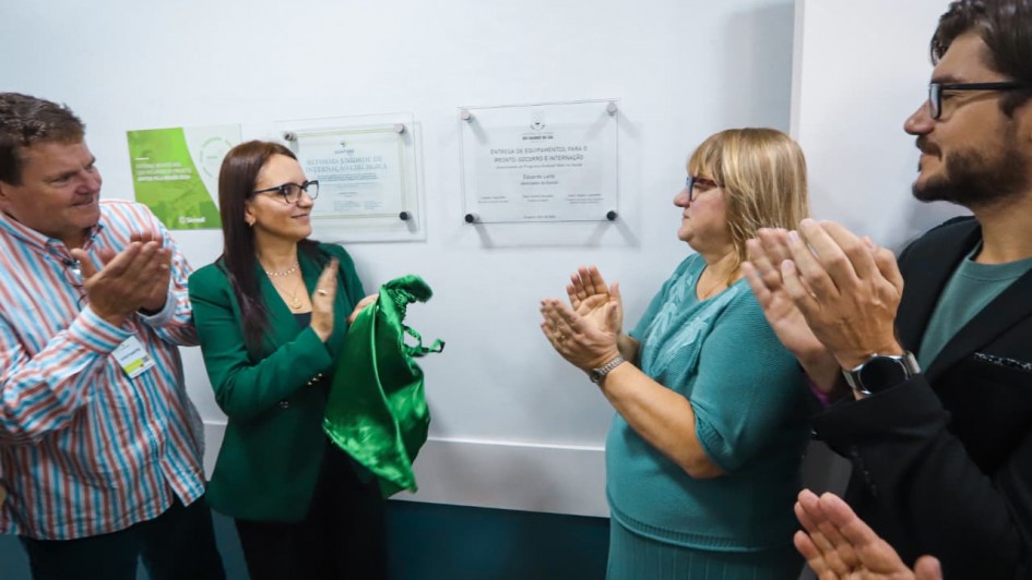 Foto de entrega de equipamentos ao Hospital de Guarop&eacute;