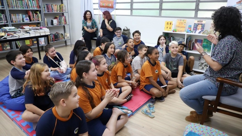 Projeto apoiado pelo governo do Estado por meio do BRDE entrega 1,6 mil livros a comunidades afetadas por enchente   abr26