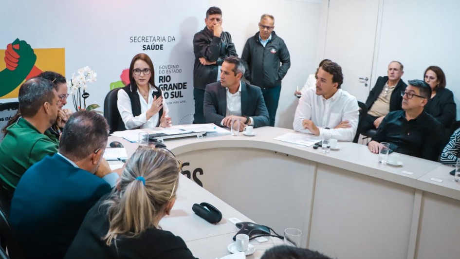 Foto mostra reuni&atilde;o com a secret&aacute;ria Lisiane Fagundes. 