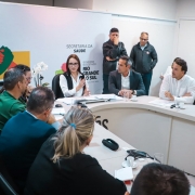 Foto mostra reuni&atilde;o com a secret&aacute;ria Lisiane Fagundes. 