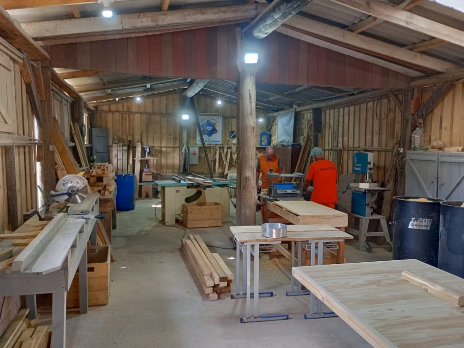 Diversas entidades de suporte assistencial receberam donativo de móveis produzidos com trabalho de ressocialização -Foto: Divulgação/Polícia Penal