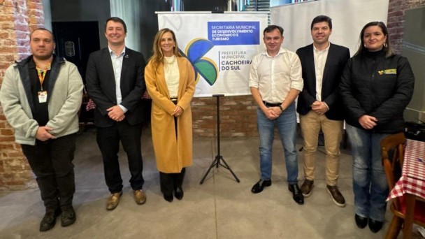 Foto de comitiva do Estado e representantes locais em encontro pelo desenvolvimento