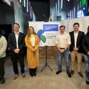 Foto de comitiva do Estado e representantes locais em encontro pelo desenvolvimento