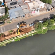Foto de retroescavedeira e caminh&atilde;o em trabalho remove material do leito do Arroio Jo&atilde;o Corr&ecirc;a, em S&atilde;o Leopoldo