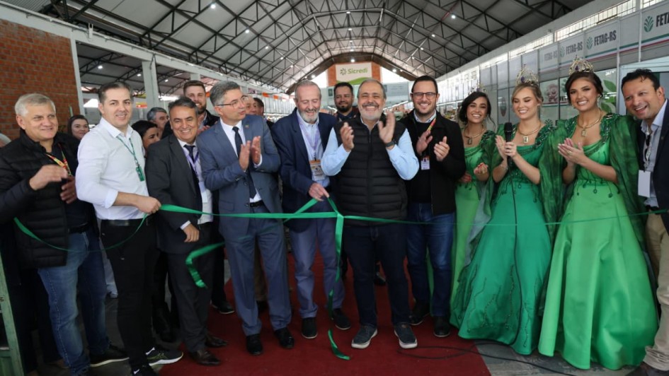 Foto da abertura do pavilh&atilde;o da agricultura familiar na Exposol