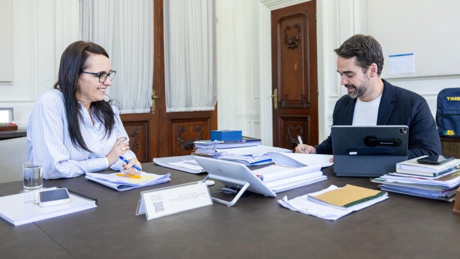 Foto mostra secret&aacute;ria da Sa&uacute;de, Lisiane Fagundes, acompanhando assinatura pelo governador Eduardo Leite, no Pal&aacute;cio Piratini