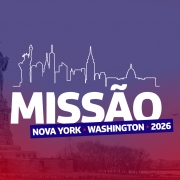 A imagem apresenta um card institucional com fundo em degrad&ecirc; de roxo para vermelho, tendo ao fundo a Est&aacute;tua da Liberdade &agrave; esquerda. Em destaque, o texto principal diz &ldquo;MISS&Atilde;O&rdquo;, acompanhado da linha &ldquo;NOVA YORK &bull; WASHINGTON &bull; 2026&rdquo; em faixa azul. No canto inferior direito, aparece a marca do Governo do Estado do Rio Grande do Sul, com figuras estilizadas em verde, amarelo e vermelho. 