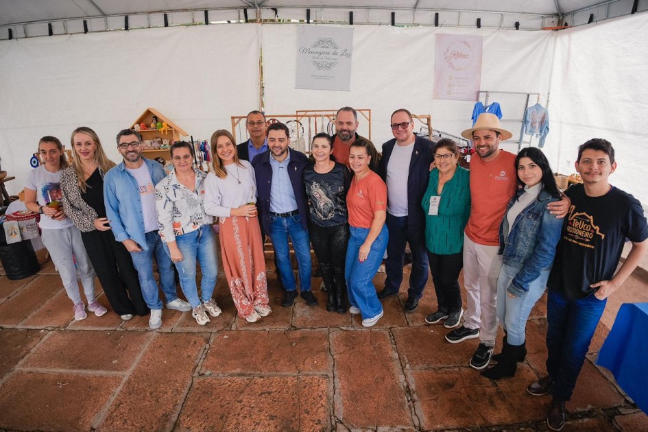 Gabriel conversou com o público e também com expositores durante sua visita neste sábado -Foto: Joel Vargas/Ascom GVG