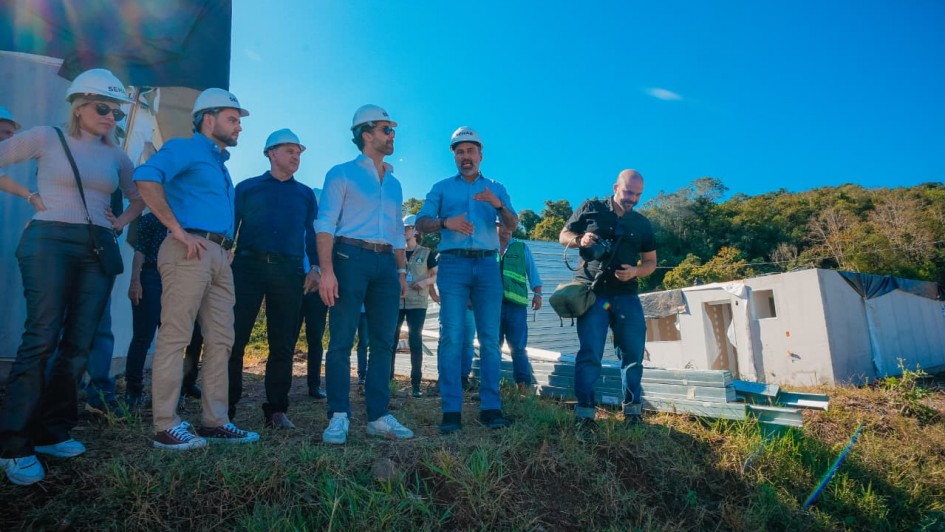Governador Eduardo Leite e vice-governador Gabriel Souza vistoriam obras de construção de 74 casas definitivas em Muçum