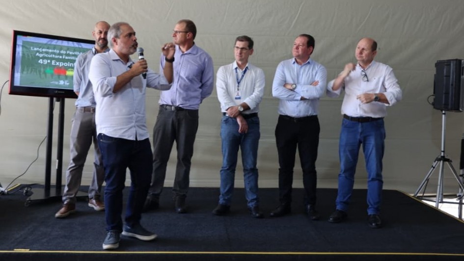 Foto mostra secret&aacute;rio Gustavo Paim e outras autoridades no lan&ccedil;amento do Pavilh&atilde;o da Agricultura Familiar 2026.