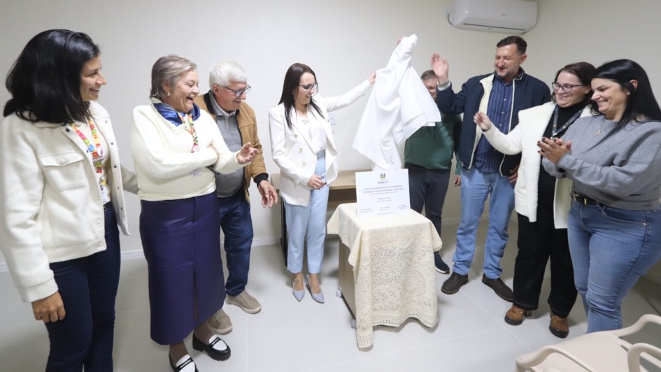 Foto mostra secret&aacute;ria Lisiane Fagundes com outras autoridades e equipe do hospital fazendo o descerramento da placa. 