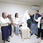 Foto mostra secret&aacute;ria Lisiane Fagundes com outras autoridades e equipe do hospital fazendo o descerramento da placa. 