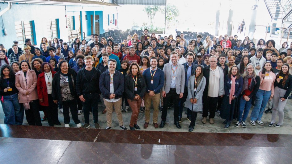 Governo do Estado entrega cart&otilde;es de bolsas aux&iacute;lio para novos Jovens Multiplicadores dos Centros da Juventude   mai26