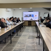 Foto mostra representantes participando da reuni&atilde;o.