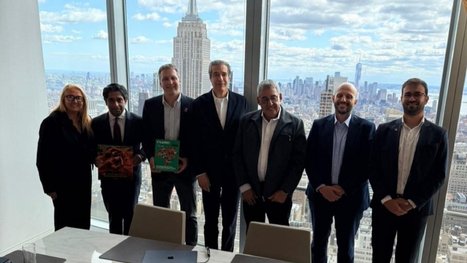 Foto mostra comitiva da Invest RS e o prefeito de Porto Alegre, Sebasti&atilde;o Melo.