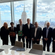 Foto mostra comitiva da Invest RS e o prefeito de Porto Alegre, Sebasti&atilde;o Melo.