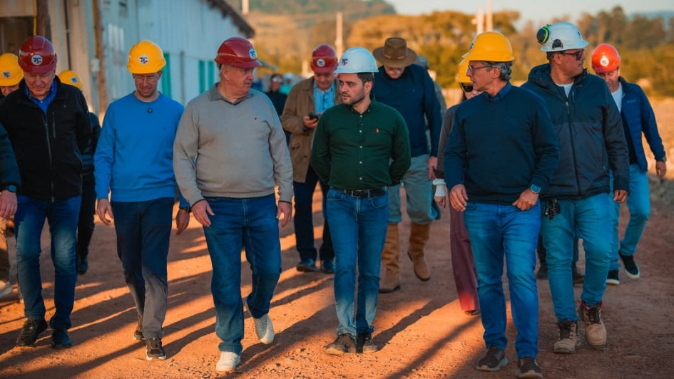 Foto mostra governador em exerc&iacute;cio Gabriel Souza e comitiva na vistoria das obras na estrada. 