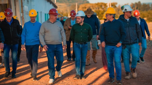 Foto mostra governador em exerc&iacute;cio Gabriel Souza e comitiva na vistoria das obras na estrada. 