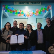 Foto mostra governador em exerc&iacute;cio Gabriel Souza e comitiva durante assinatura de conv&ecirc;nio com hospital.