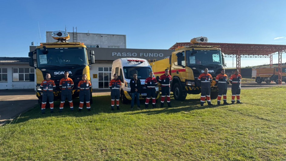 Foto mostra equipes de socorristas com as novas viaturas em frente ao Aeroporto de Passo Fundo.