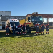 Foto mostra equipes de socorristas com as novas viaturas em frente ao Aeroporto de Passo Fundo.