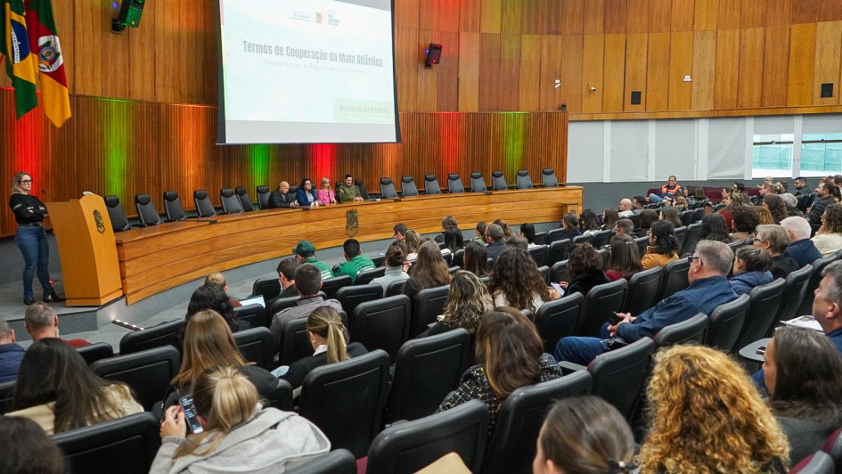 Audit&oacute;rio cheio durante evento t&eacute;cnico, com p&uacute;blico sentado em filas voltadas para uma mesa de autoridades ao fundo. No tel&atilde;o, &eacute; poss&iacute;vel ler o t&iacute;tulo &ldquo;Termos de Coopera&ccedil;&atilde;o da Mata Atl&acirc;ntica &ndash; Formaliza&ccedil;&atilde;o e Regras de Licenciamento&rdquo;.