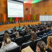 Audit&oacute;rio cheio durante evento t&eacute;cnico, com p&uacute;blico sentado em filas voltadas para uma mesa de autoridades ao fundo. No tel&atilde;o, &eacute; poss&iacute;vel ler o t&iacute;tulo &ldquo;Termos de Coopera&ccedil;&atilde;o da Mata Atl&acirc;ntica &ndash; Formaliza&ccedil;&atilde;o e Regras de Licenciamento&rdquo;.
