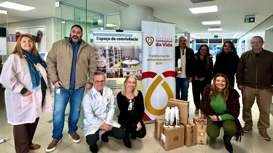 Foto mostra equipe do hospital recebendo os kits. 