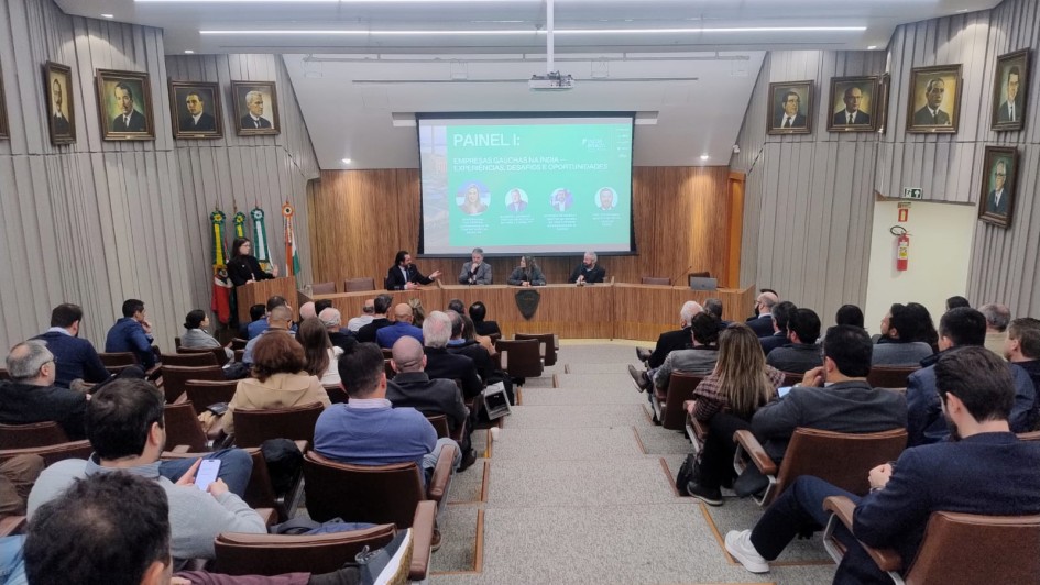 Foto mostra mesa com os debatedores do f&oacute;rum.