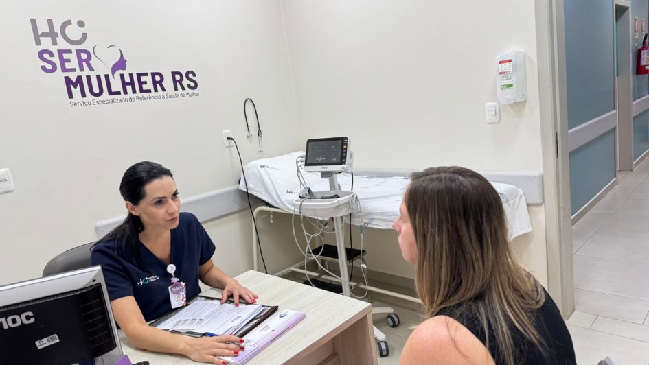 Foto mostra uma jovem sendo atendida por uma profissional de sa&uacute;de  no ambulat&oacute;rio do SERMulher RS no Hospital de Cl&iacute;nicas de Iju&iacute;.