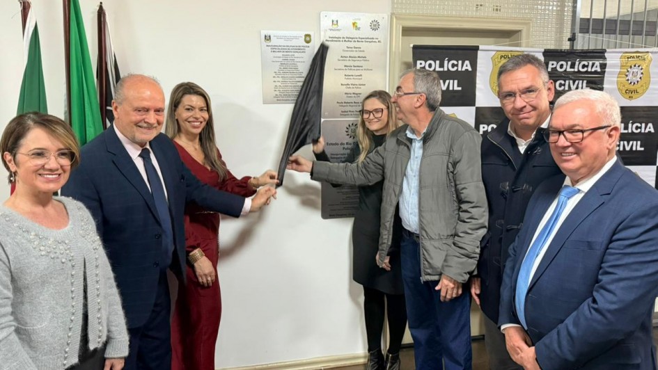 Foto mostra momento em que &eacute; descerrada a placa de inaugura&ccedil;&atilde;o da delegacia.