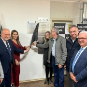 Foto mostra momento em que &eacute; descerrada a placa de inaugura&ccedil;&atilde;o da delegacia.