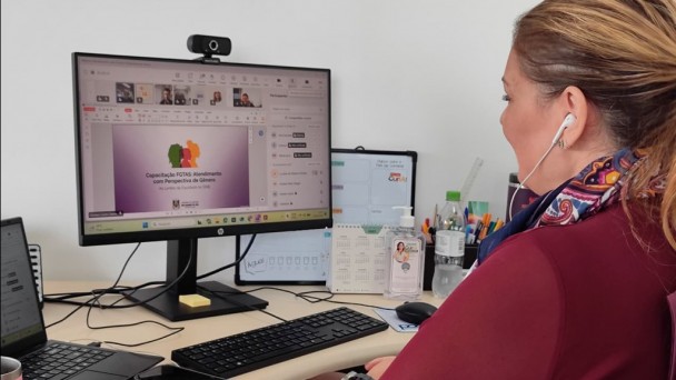 Foto mostra a secret&aacute;ria-adjunta Viviane Viegas falando em frente a um computador durante a videoconfer&ecirc;ncia.