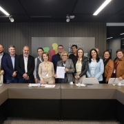 Foto mostra secret&aacute;rias Raquel e Zil&aacute;, al&eacute;m de outras autoridades e membros das secretarias durante a reuni&atilde;o.