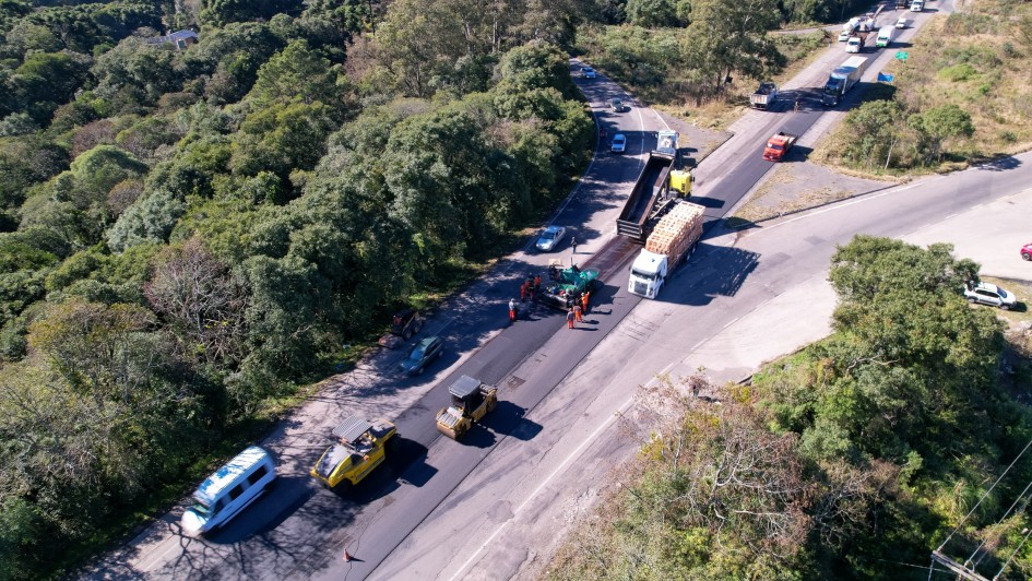 Imagem mostra estrada em obras com v&aacute;rias m&aacute;quinas trabalhando e ve&iacute;culos em tr&acirc;nsito