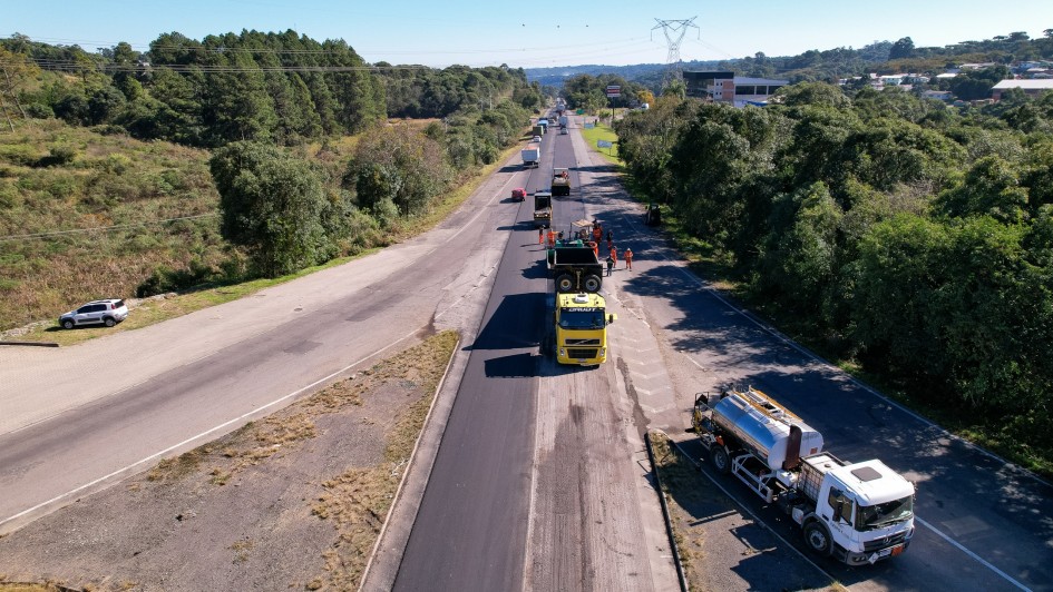 Imagem mostra v&aacute;rias m&aacute;quinas trabalhando na recupera&ccedil;&atilde;o asf&aacute;ltica de uma rodovia