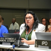 Foto mostra secret&aacute;ria Marjorie Kauffmann durante fala institucional em evento da ONU.